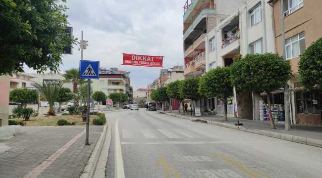 Samandağ'da bazı caddelere 'korona yoğun bölge' afişi asıldı