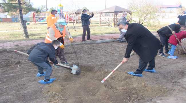 Seydişehir'de engelli öğrenciler meyve fidanı dikti