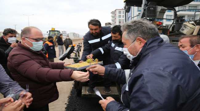 Kısıtlamasında sahada çalışan ekibe tatlı ikramı