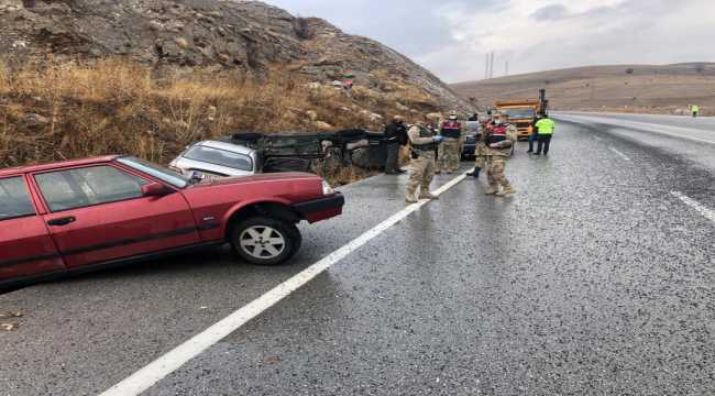 Sivas'ta buzlanma nedeniyle meydana gelen zincirleme kazada 10 araç hasar gördü