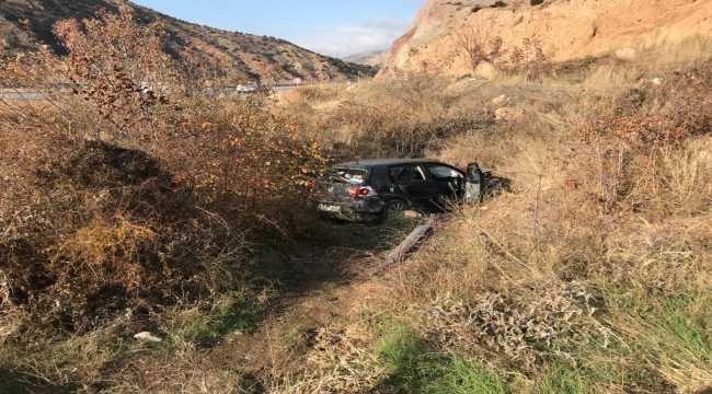 Sivas'ta devrilen otomobildeki 5 kişi yaralandı