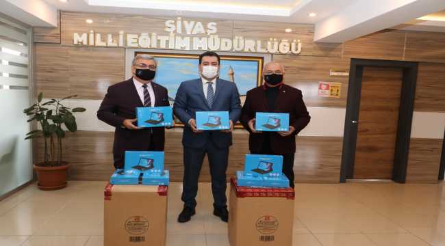 Sivas'ta ihtiyaç sahibi öğrencilere EBA uyumlu tablet desteği