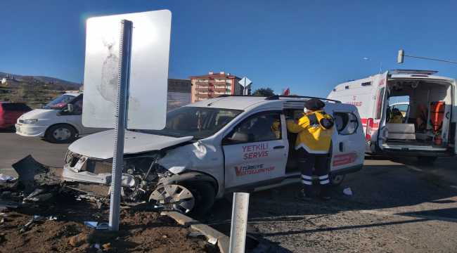 Sivas'ta iki hafif ticari araç çarpıştı: 5 yaralı
