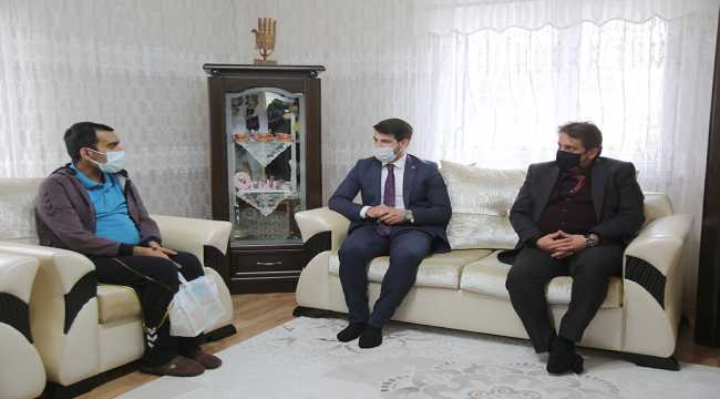 Sivas'ta kanseri 3 kez yenen üniversite öğrencisine bilgisayar desteği