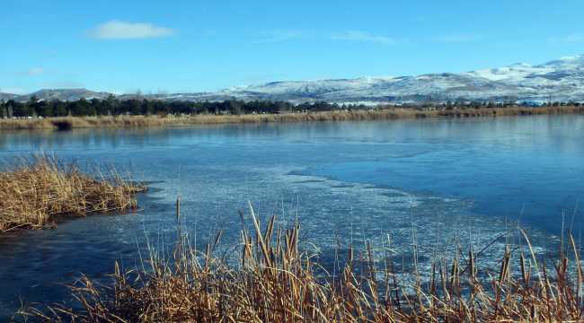 Sivas'ta Ulaş Gölü'nün yüzeyi buz tuttu