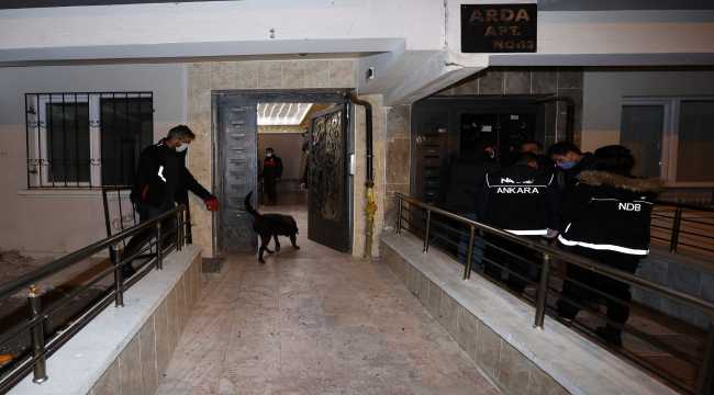 Sokak satıcılarına yönelik operasyonda beşiğe saklanmış uyuşturucu hap bulundu 