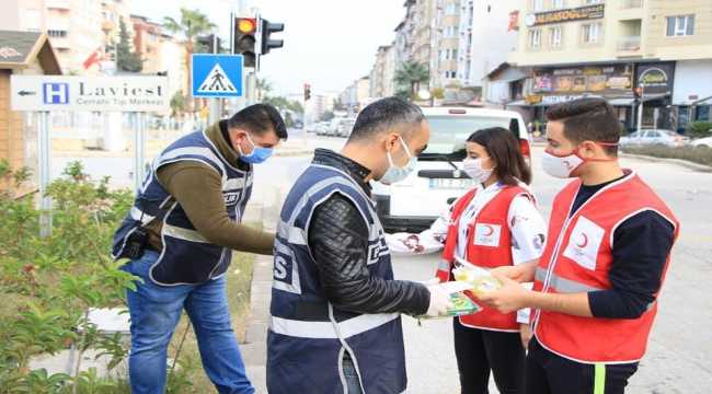 Türk Kızılay'dan polislere maske ve kolonya desteği 