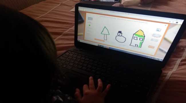 Türk ve yabancı öğrenciler yeni yılı hazırladıkları elektronik kartlarla kutladı