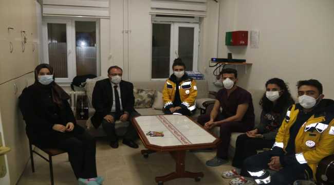 Ulaş Kaymakamı Nayman'dan sağlık ve emniyet personeline destek ziyareti