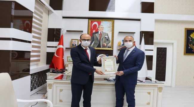 Vali Ayhan'dan öğretmenlere başarı belgesi