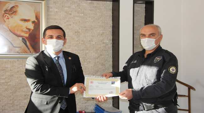 Yalıhüyük Kaymakamı Şahin'den polislere başarı belgesi