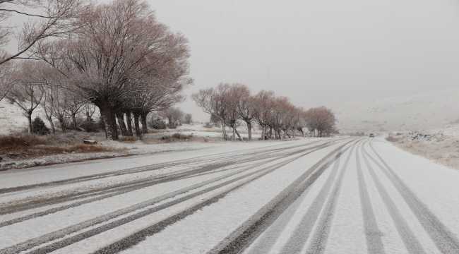 Yıldız Dağı Kayak Merkezi'ne kar yağdı