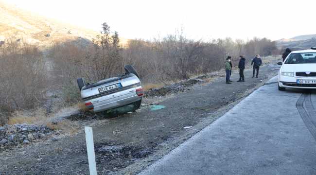 Yozgat'ta buzlanma nedeniyle 2 otomobil devrildi