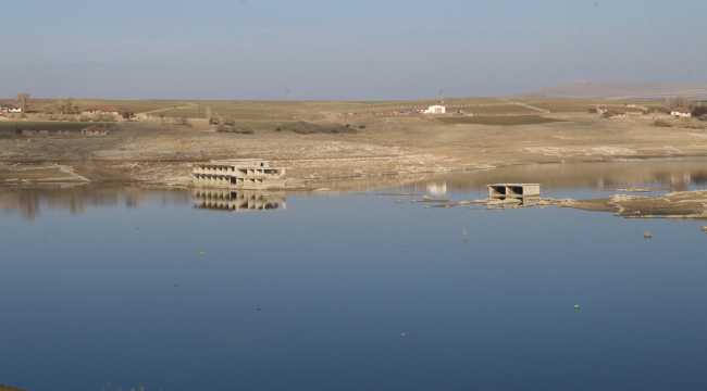 Yozgat'ta su altındaki köy kuraklığın ardından gün yüzüne çıktı