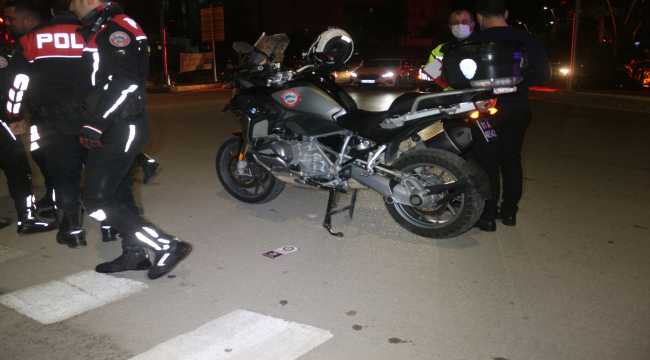 Adana’da otomobil ile çarpışan motosikletteki Yunus polisi yaralandı
