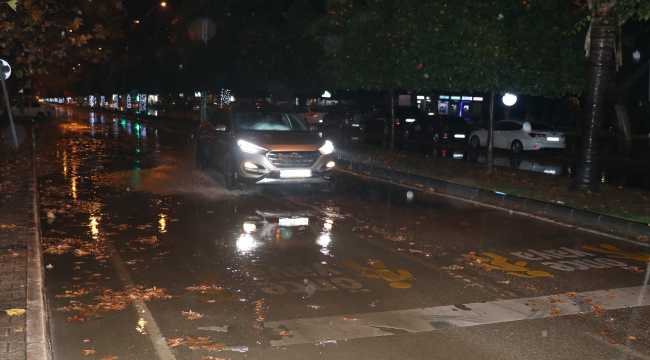 Adana'da sağanak ve kuvvetli rüzgar hayatı olumsuz etkiledi