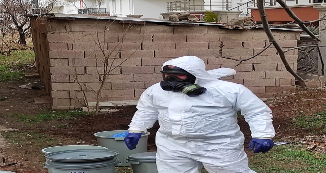 Aksaray'da apartman bahçesinde gömülü bulunan 11 bidonu KBRN ekipleri çıkardı