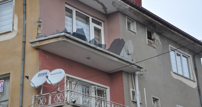 Akşehir'de şiddetli rüzgar hayatı olumsuz etkiledi