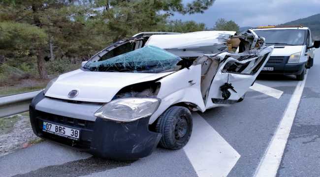 Akseki'de kamyonla hafif ticari araç çarpıştı: 2 yaralı