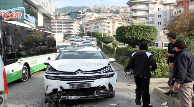 Alanya'da zincirleme trafik kazasında 4 kişi yaralandı