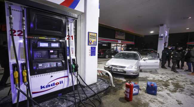 Ankara'da alkollü sürücü yakıt pompasına çarptı