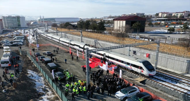 Ankara-Sivas YHT hattının performans testlerini yapan tren Sivas'a geldi