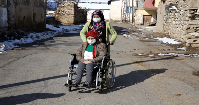 Annesinin sırtında taşıyarak okuttuğu engelli Merve eğitimine devam etmek istiyor