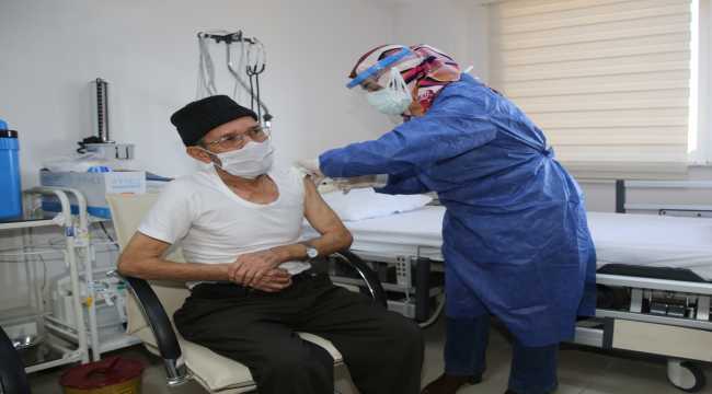 Antalya'da huzurevlerinde Kovid-19 aşısı uygulaması başladı