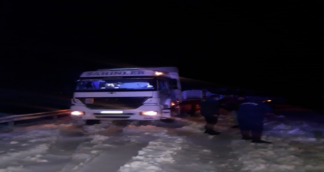 Antalya'da jandarmadan, yolda kalan sürücülere yardım eli