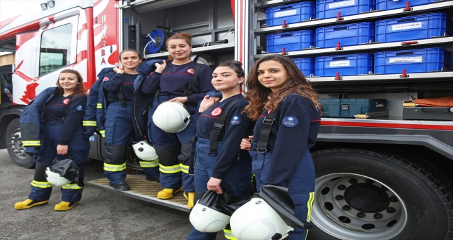 Antalya'da kadın itfaiyeciler, eğitimde gösterdikleri performanslarıyla göz doldurdu 