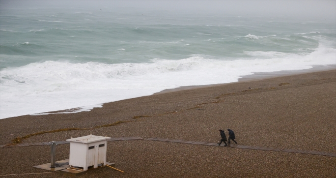 Antalya'da kuvvetli rüzgar ve sağanak etkili oluyor