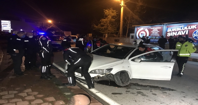 Antalya'da polis denetiminden kaçan otomobil kaza yaptı
