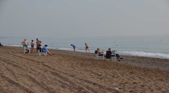 Antalya'da turistlerin deniz keyfi