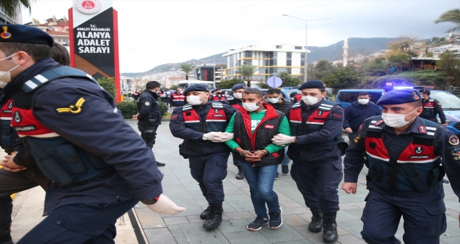 Antalya'da uyuşturucu operasyonunda yakalanan şüphelilerden 20'si adliyeye sevk edildi