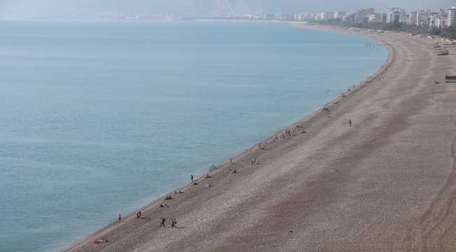 Antalya'da yabancı turistler denizin keyfini çıkardı