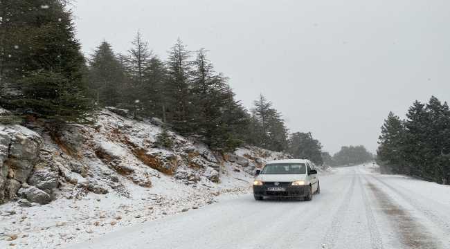 Antalya'nın Kaş ilçesinde yüksek kesimler beyaza büründü