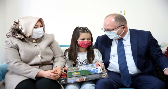 Belediye Başkanı Bilgin, karnesini sosyal medyadan paylaşan öğrencilere hediye dağıttı