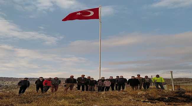 Beypazarı'da Türk bayrağı 18 metrelik direkte göndere çekildi