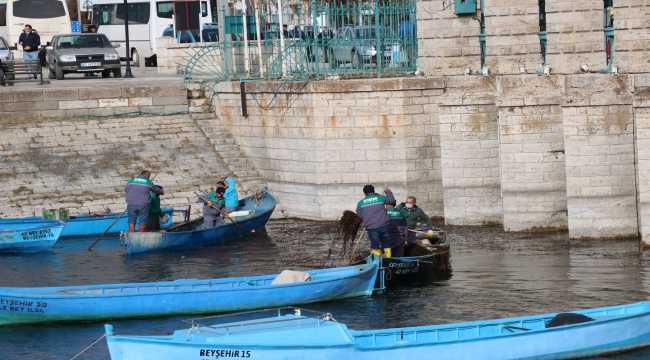 Beyşehir Gölü kıyısında kayıklarla ot temizliği