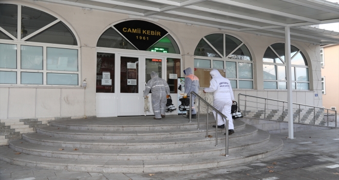 Çubuk'ta dezenfekte edilen camilere gül suyu sıkıldı