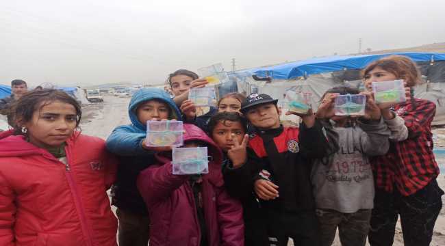 tarım işçisi ailelerin çocuklarına sabun dağıttılar