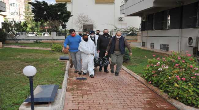 Evinde hayatını kaybeden emekli öğretmenin ölüm nedeninin belirlenmesi için morga götürüldü 