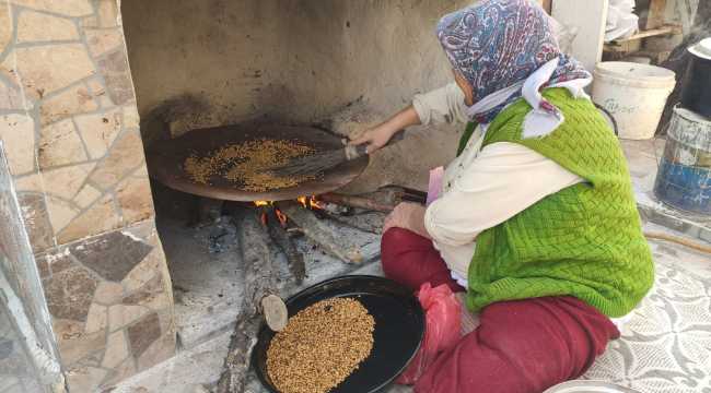 Gülnar'da kış aylarının çerezi kavurga büyük ilgi görüyor 