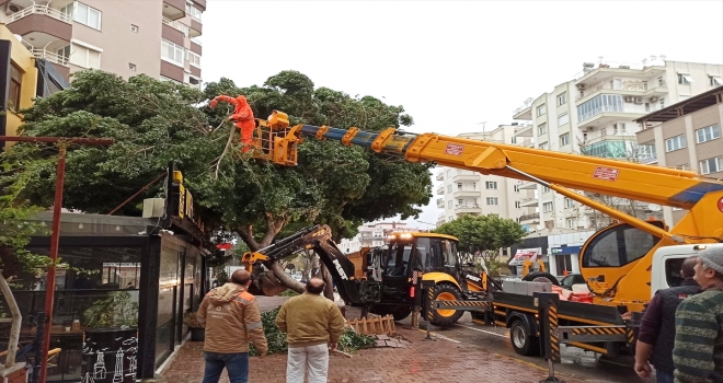 Antalya'da kuvvetli rüzgar ve sağanak etkili oluyor