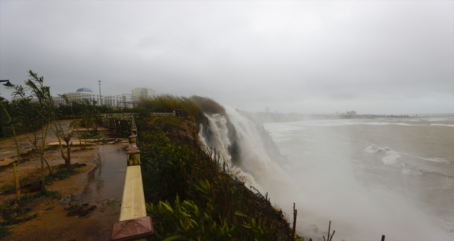 Antalya'da kuvvetli rüzgar ve sağanak etkili oluyor