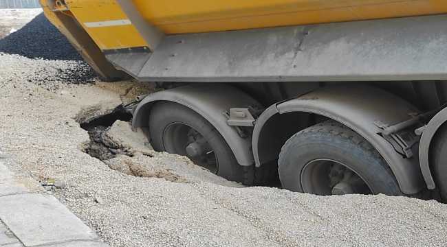 Hatay'da asfalt çalışması yapılan yolda çökme 