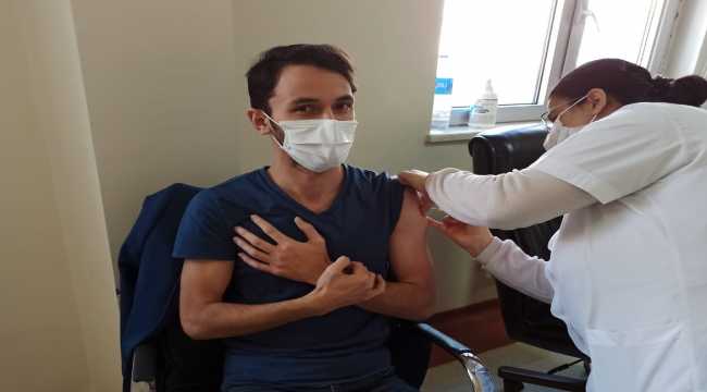 Karamanlı'da sağlık çalışanlarına Kovid-19 aşısı yapılmaya başlandı