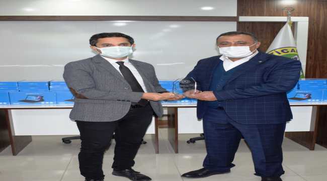 Karapınar'da öğrencilere tablet dağıtımı yapıldı