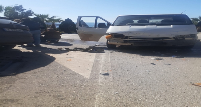 Kaş'ta iki otomobil çarpıştı: 1 yaralı