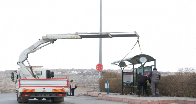 Kayseri'de fırtına nedeniyle çatılar uçtu, otobüs durağı devrildi